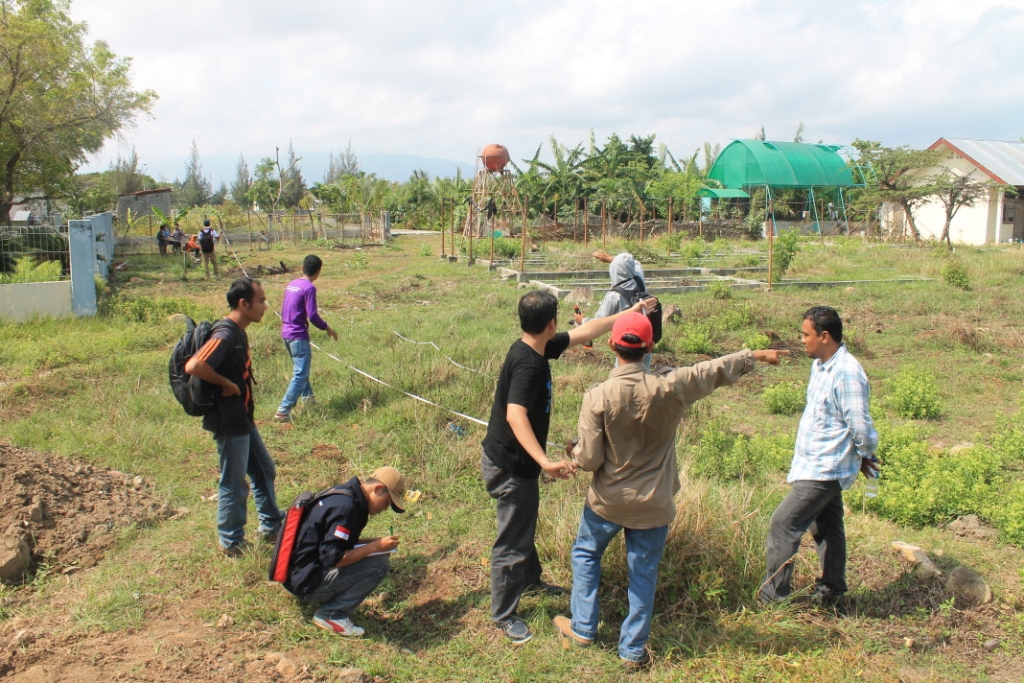     Pembuatan Grid dan Pengukuran Magnetik Gradiometer di sekitar Sumur Tua Kampung Pande – Banda Aceh. Pengukuran magnetik gradiometer tersebut selanjutkan akan diproses menggunakan software untuk mengetahui dimana letak pondasi bangunan zaman di kawasan tersebut.