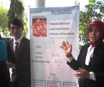 Mahasiswi sedang mempersentasikan Biokimia Polisakarida. (Maghfira Daini [AM]/DETaK)