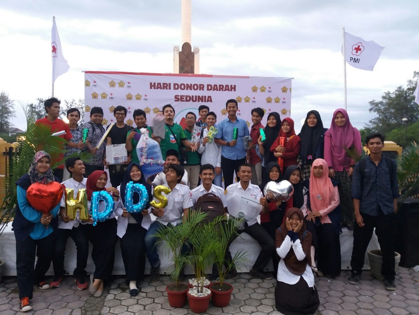 Relawan KSR PMI 01 Unsyiah dan Pendonor Berfoto Bersama dalam Peringatan HDDS 2017 di lapangan Tugu Unsyiah. (05/17). Dok. Pribadi.