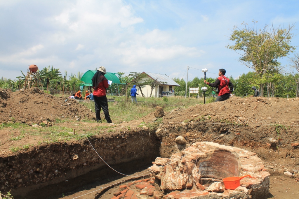  Sumur tua yang ditemukan di Kampung pande Banda Aceh Sumur Tua yang pernah ditemukan oleh Tim Peneliti Balai Arkeologi Medan atas permintaan Dinas Kebudayaan Dan Pariwisata Kota Banda Aceh. 