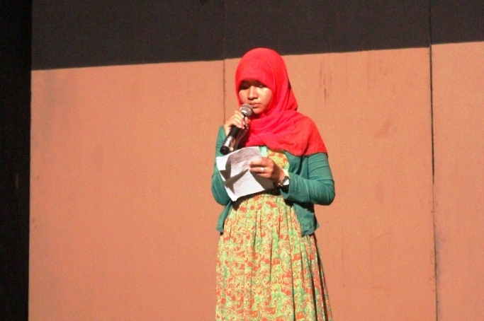 Pembacaan Puisi oleh Mutia, anggota teater nol 2013 (Riska Iwantoni/DETaK)