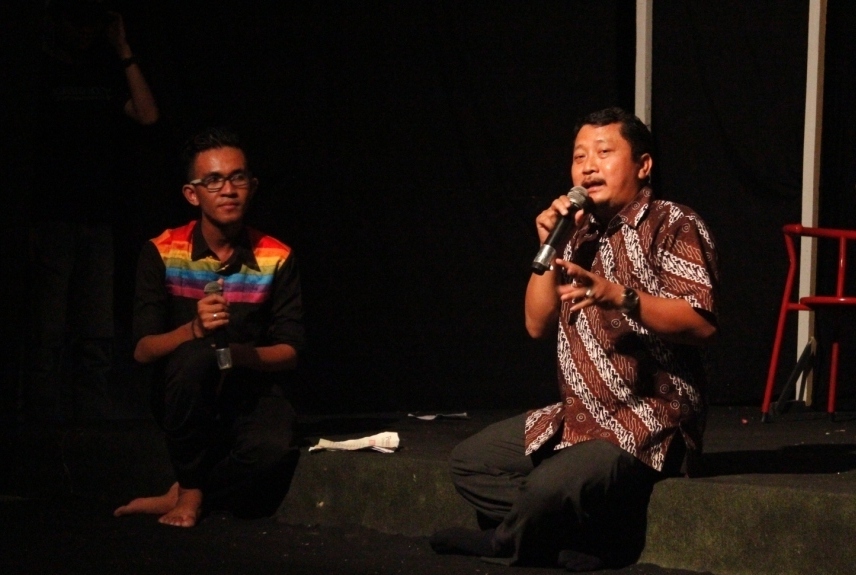 Budi Arianto, ketua pertama UKM Teater Nol sedang bercerita awal mula berdirinya UKM ini (Riska Iwantoni/DETaK)