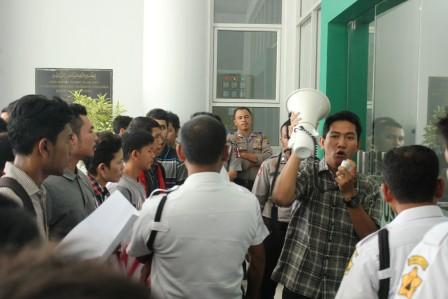 Mahasiswa yang berdemo dam merakngsak masuk ke gedung rektorat, Selasa, 17 Juni 2014. (Riska Iwantoni/DETaK)