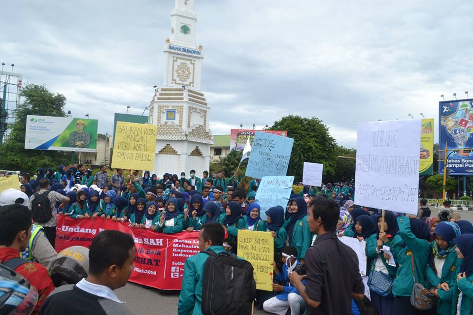 Massa mamadati Simpang Lima, Banda Aceh lengkap dengan alat peraga untuk mendukung RUU Keperawatan segera disahkan oleh DPR RI. (Ryanti Herlita/DETaK)