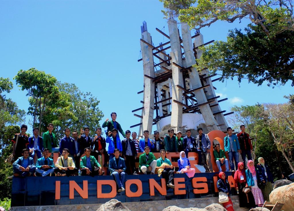 Peserta foto bersama usai menyatakan sikap di tugu Kilometer Nol Indonesia. (Riska Iwantoni/DETaK)