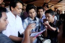 Irwan Djohan saat membaca petisi yang berisi tuntutan mahasiswa mengenai evaluasi kinerja Jokowi untuk Aceh. (Riska Iwantoni/DETaK)