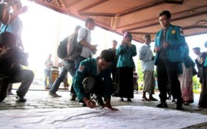 Muhammad Hamzah, Ketua BEM Unsyiah menandatangani petisi di Kantor Gubernur Aceh. (Riska Iwantoni/DETaK)