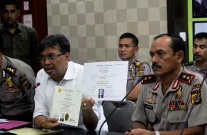 Rektor Unyiah, Samsul Rizal sedang menunjukan Ijazah asli dan yang palsu dalam jumpa pers di Polda Aceh. (Riska Iwantoni/DETaK)