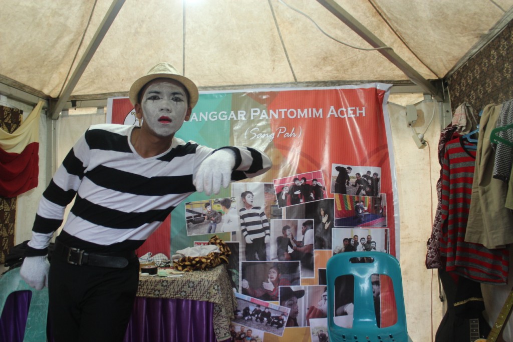 Penggiat Sanggar Pantomim Aceh (Sang PAH) berpose di depan kamera (Fajar/DETaK)