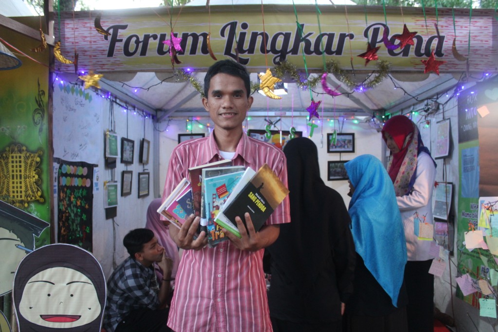 Ketua FLP Banda Aceh menunjukan hasil karya anggotanya di depan stan FLP (Fajar/DETaK)