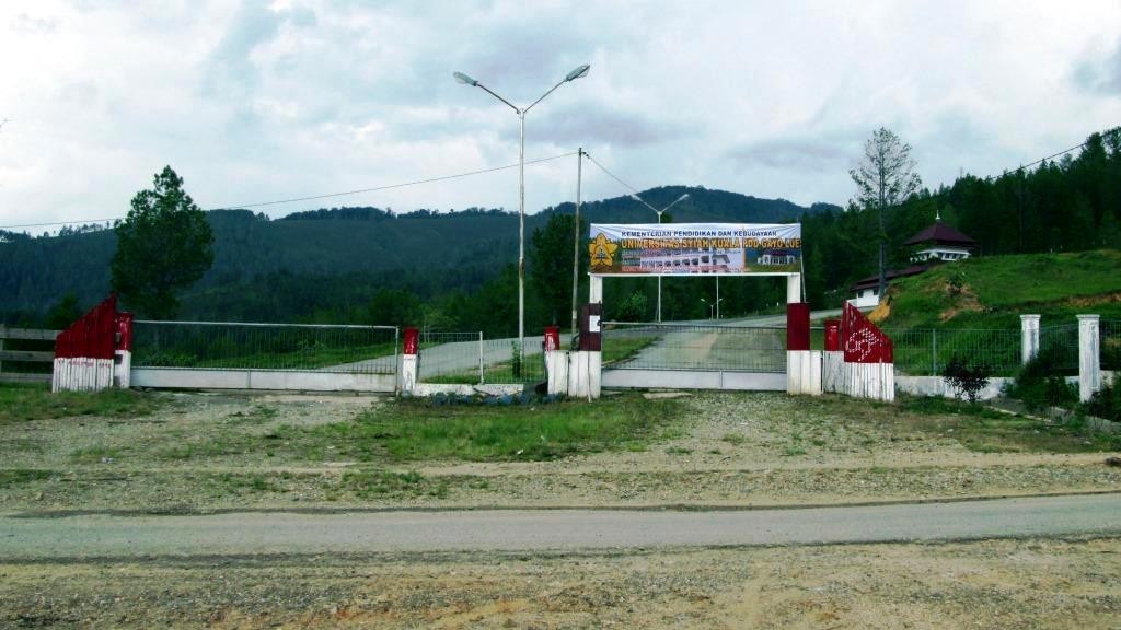 Gerbang utama masuk kampus PDD Unsyiah Gayo Lues. (Riska Iwantoni/DETaK)