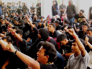 Mahasiswa memadati depan Gedung Rektorat Unsyiah menuntut pencabutan skorsing terhadap 10 mahasiswa. (Riska Iwantoni/DETaK)
