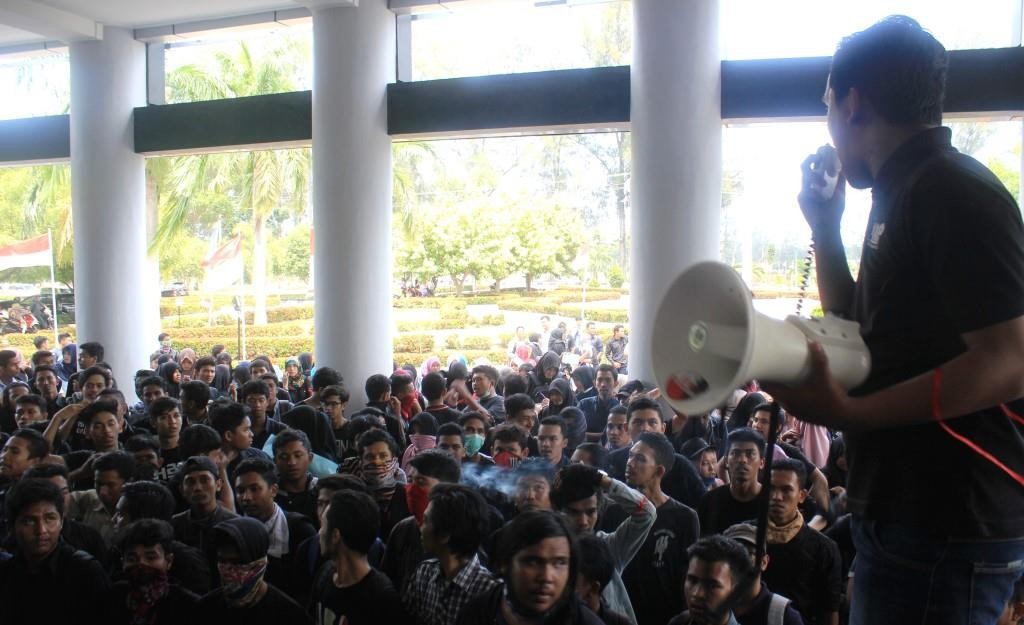 Para demonstran yang mayoritas dari Fakultas Ilmu Sosial dan Politik (FISIP) muali merangrak masuk Gedung Rektorat Unsyiah