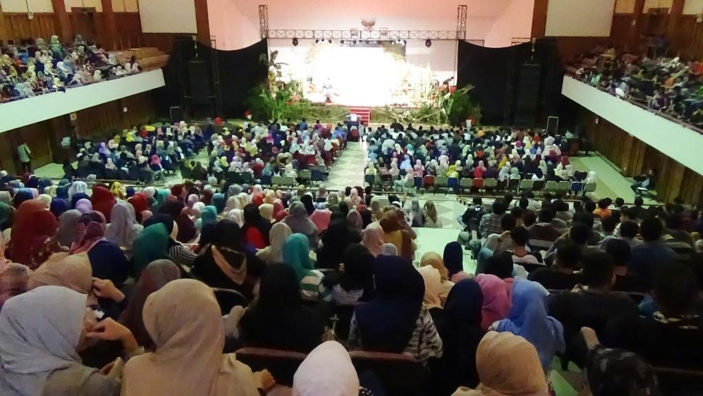 Antusias pengunjung menyaksikan rangkaian acara MAPESGA di gedung AAC Dayan Dawood Unsyiah. (Riska Iwantoni/DETaK)