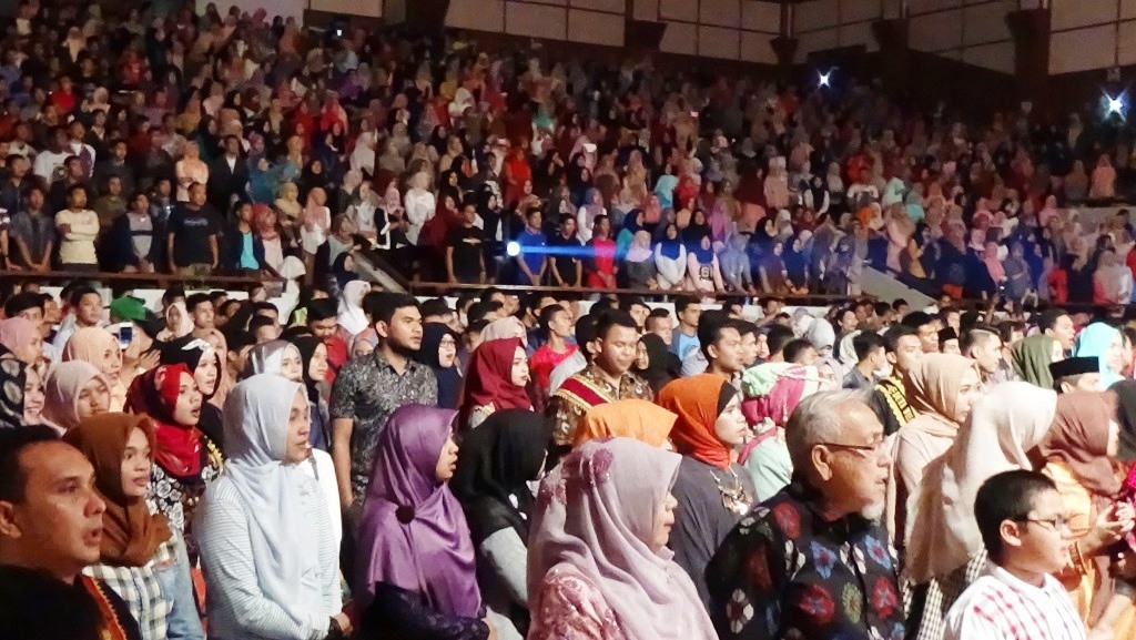 Ribuan penonton memadati AAC Dayan Dawood Unsyiah menyaksikan pagelaran senidan Budaya Gayo Art Summit IV. (Riska Iwantoni/DETaK)