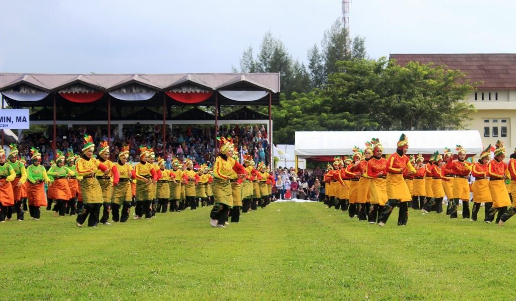 Tarian kolosal oleh 400 penari dari berbagai Perguruan Tinggi yang ada di Aceh