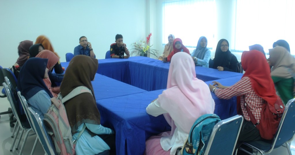 Diskusi ringan di kantor Harian Serambi Indonesia. (Dok. DETaK)