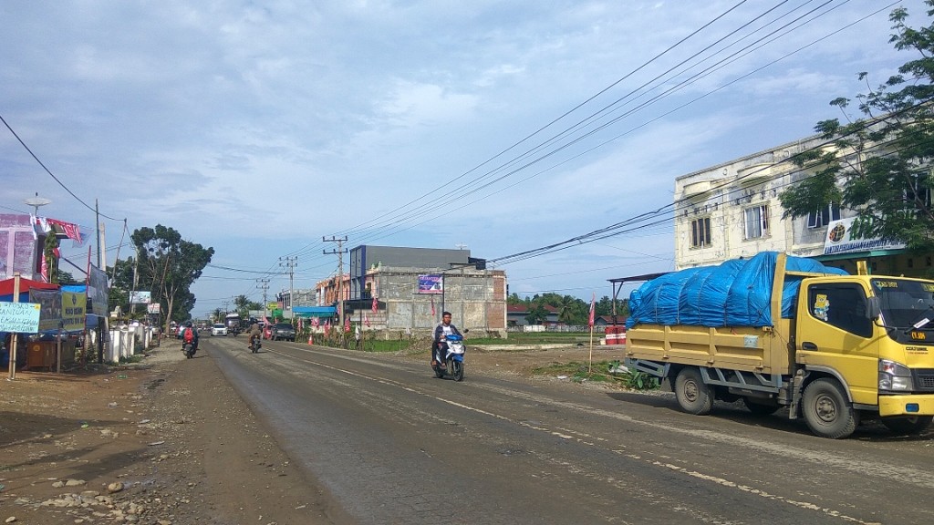 suasana kota Meureudu yang sebagian penduduknya mulai beraktifitas normal dengan beberapa posko di pinggir jalan.