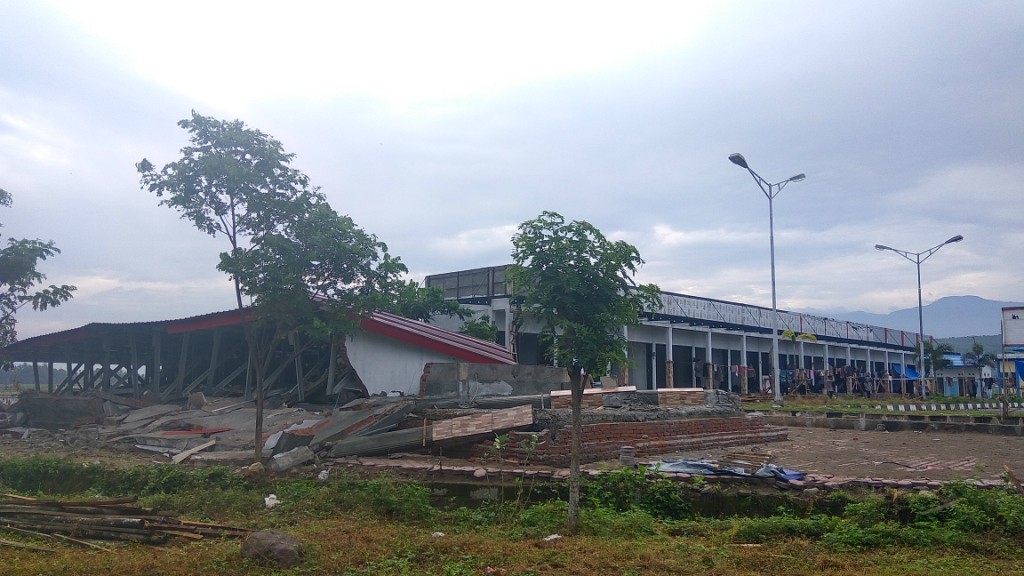 Salah satu bangunan yang roboh di area Terminal Bis Terpadu Pidie Jaya.