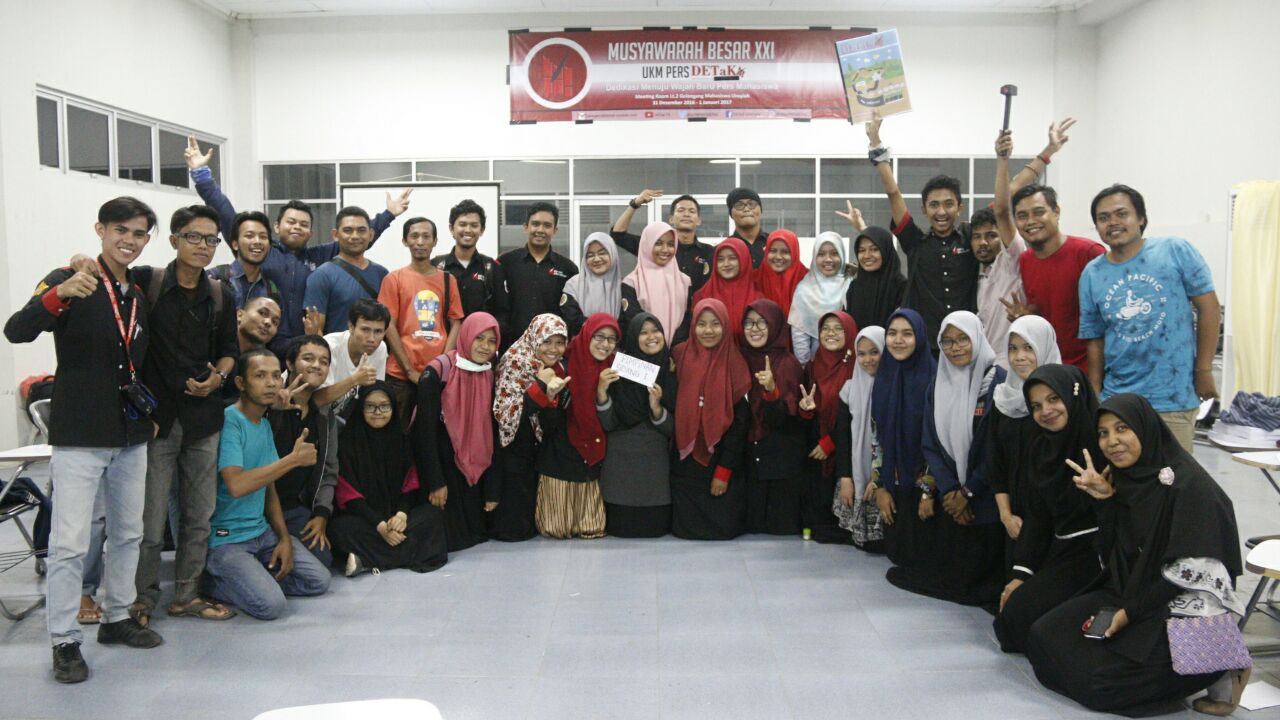 Foto bersama anggota dan alumni UKm Pers DETaK Unsyiah dalam Mubes XXI 