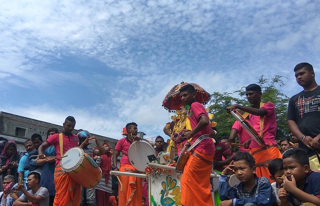Para pemusik yang melantunkan lagu-lagu rohani Hindu dan penonton yang antusias menyaksikan ritual Pangguni Uthiram.
