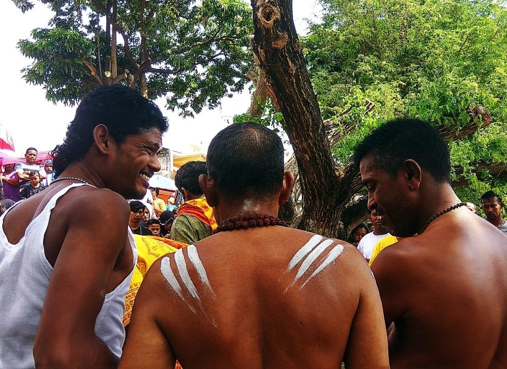 Rada Krishna (kanan), pandita Kuil Palani Andawer, pada saat pelaksanaan upacara Maha Puja Pangguni Uthiram.