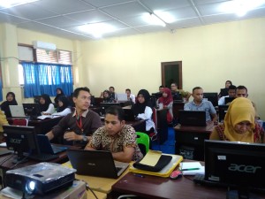 Peserta saat sedang mengikuti pelatihan multimedia yang diselenggarakan oleh UPTD Balai Tekkomdik Aceh, Rabu, (02/08/2017), di SMK Negeri 1 Sigli, Kabupaten Pidie. 