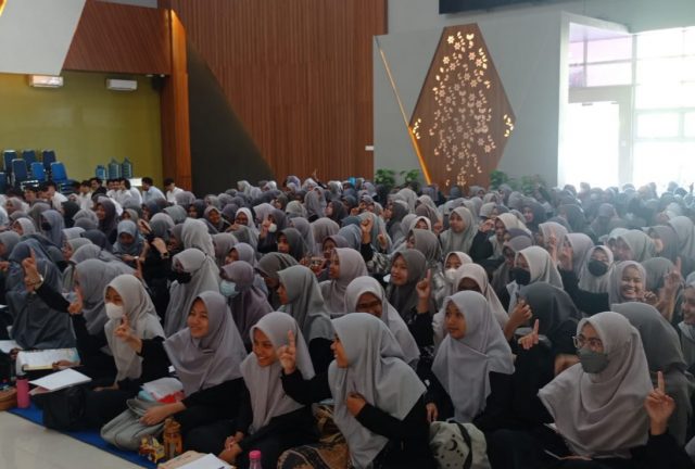 Peserta seminar bergaya untuk foto bersama