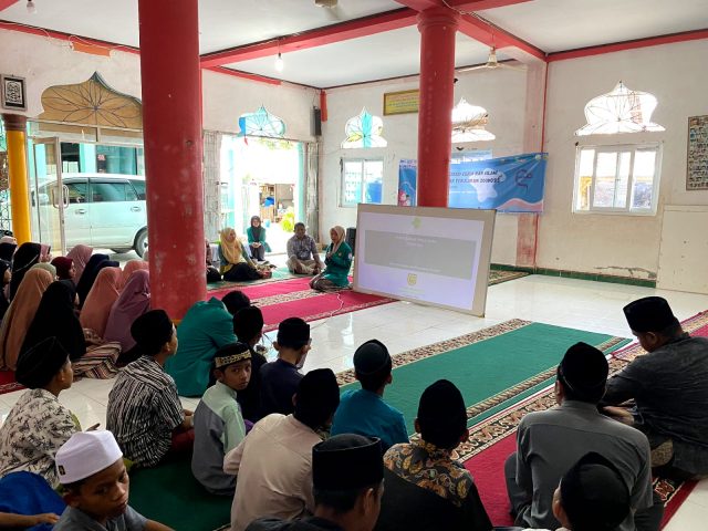 Proses Sosialisasi dan Edukasi di Dayah Yayasan BTRG Ulee Kareng. 10/8/2023. (dok.panitia)