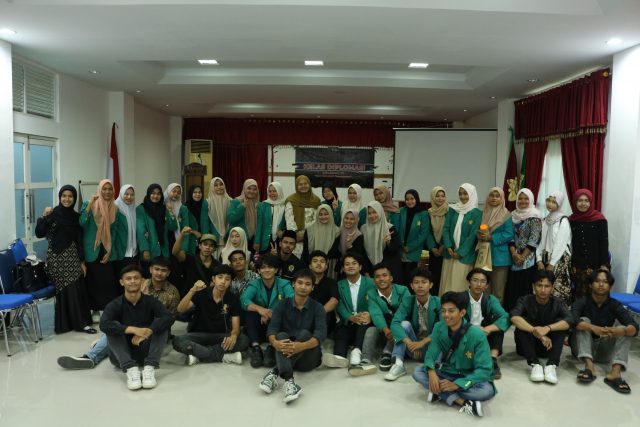 Foto bersama Mahasiswa Sosiologi USK dengan Pemateri dan seluruh panitia, 02/10/2024. (Rizki Mauliza Yanti [AM]/DETaK)