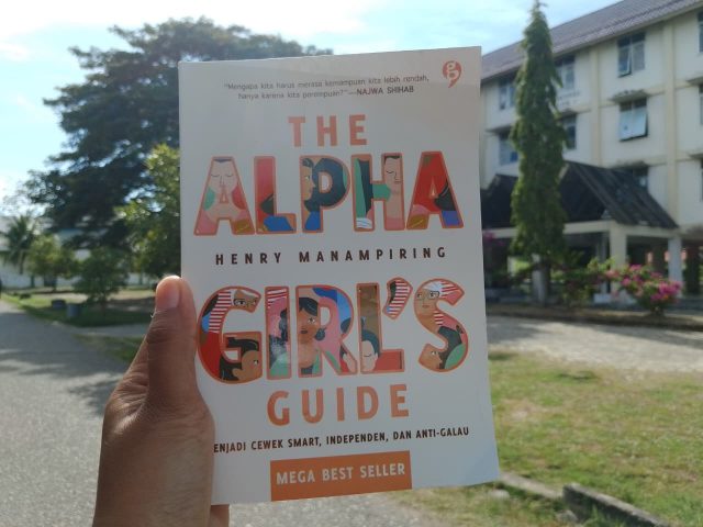 Cover Buku The Alpha Girl's Guide